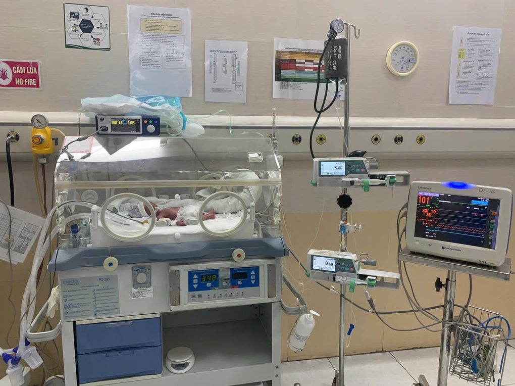 Bé sơ sinh bị bỏ vào túi bóng đặt tại cửa khoa Cấp cứu - 1 Bé sơ sinh bị bỏ vào túi bóng đặt tại cửa khoa Cấp cứu - 1